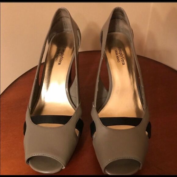 Size 6 Simply Vera by Vera Wang Peep Toe Pumps - Picture 2 of 4